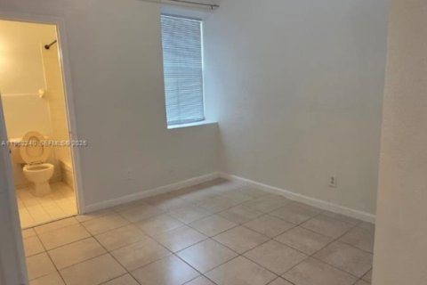 Снять в аренду таунхаус в Хомстед, Флорида 3 спальни, 103.59м2, № 2024903 - фото 4