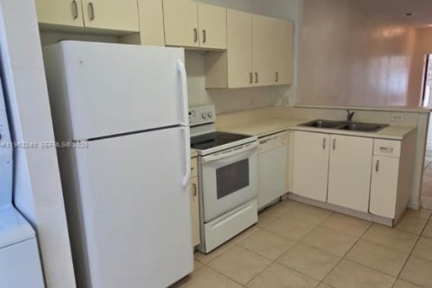 Снять в аренду таунхаус в Хомстед, Флорида 3 спальни, 103.59м2, № 2024903 - фото 16