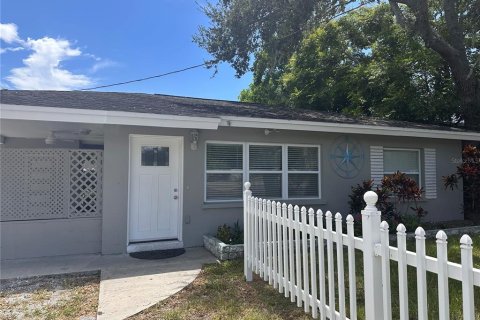 House in Dunedin, Florida 2 bedrooms, 82.13 sq.m. № 1904145 - photo 1