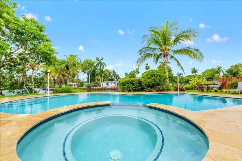 House in Hollywood, Florida 3 bedrooms, 130.06 sq.m. № 2039010 - photo 3