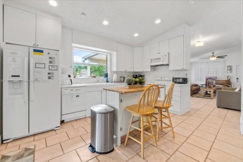House in Hollywood, Florida 3 bedrooms, 130.06 sq.m. № 2039010 - photo 15