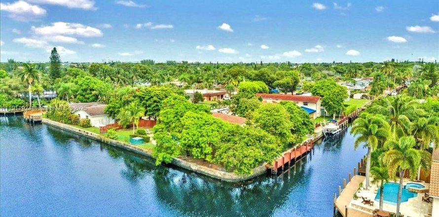 House in Hollywood, Florida 3 bedrooms, 130.06 sq.m. № 2039010