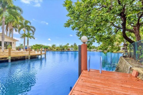 House in Hollywood, Florida 3 bedrooms, 130.06 sq.m. № 2039010 - photo 4