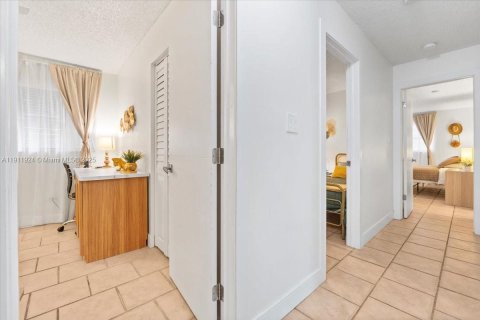 House in Hollywood, Florida 3 bedrooms, 130.06 sq.m. № 2039010 - photo 20