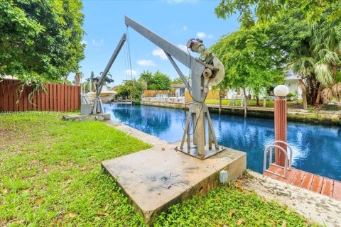 House in Hollywood, Florida 3 bedrooms, 130.06 sq.m. № 2039010 - photo 6