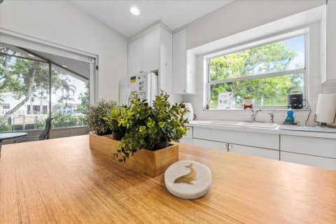 House in Hollywood, Florida 3 bedrooms, 130.06 sq.m. № 2039010 - photo 14