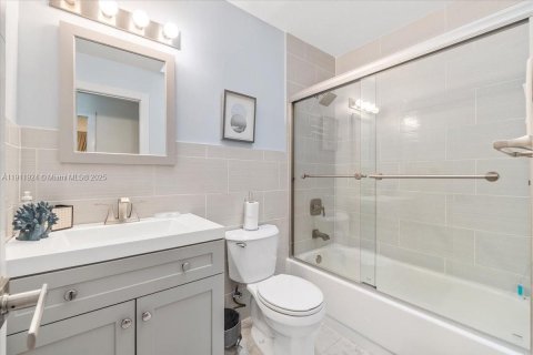 House in Hollywood, Florida 3 bedrooms, 130.06 sq.m. № 2039010 - photo 24
