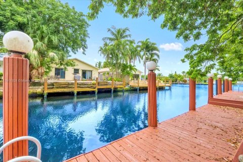 House in Hollywood, Florida 3 bedrooms, 130.06 sq.m. № 2039010 - photo 5