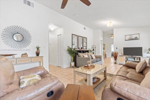 House in Hollywood, Florida 3 bedrooms, 130.06 sq.m. № 2039010 - photo 10