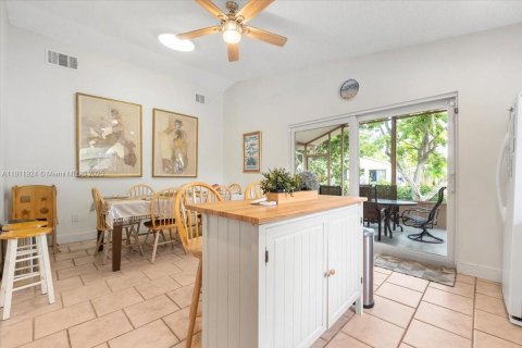 House in Hollywood, Florida 3 bedrooms, 130.06 sq.m. № 2039010 - photo 13