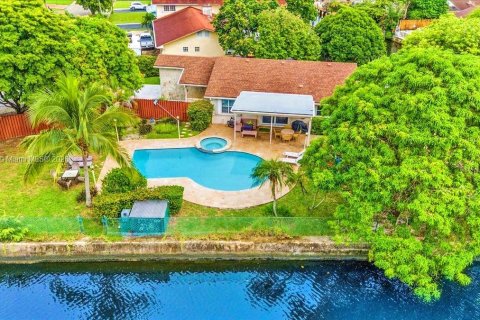 House in Hollywood, Florida 3 bedrooms, 130.06 sq.m. № 2039010 - photo 2