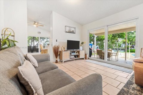 House in Hollywood, Florida 3 bedrooms, 130.06 sq.m. № 2039010 - photo 11