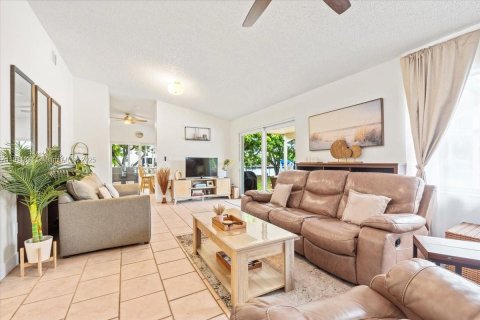 House in Hollywood, Florida 3 bedrooms, 130.06 sq.m. № 2039010 - photo 9