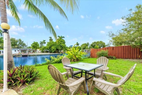House in Hollywood, Florida 3 bedrooms, 130.06 sq.m. № 2039010 - photo 8