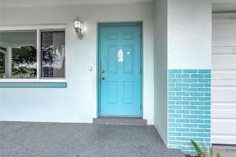 House in Largo, Florida 3 bedrooms, 111.02 sq.m. № 2196075 - photo 10