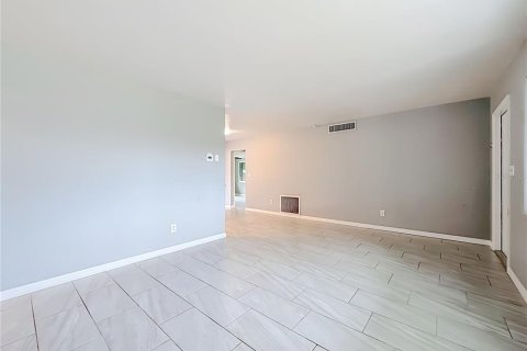 House in Largo, Florida 3 bedrooms, 111.02 sq.m. № 2196075 - photo 15