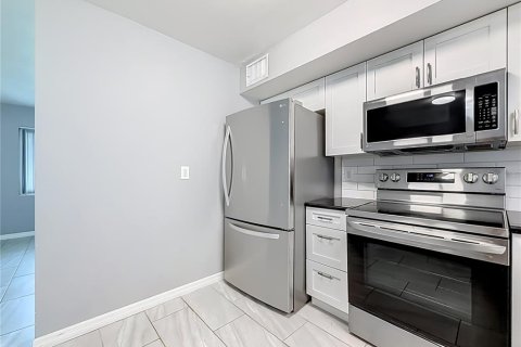 House in Largo, Florida 3 bedrooms, 111.02 sq.m. № 2196075 - photo 21