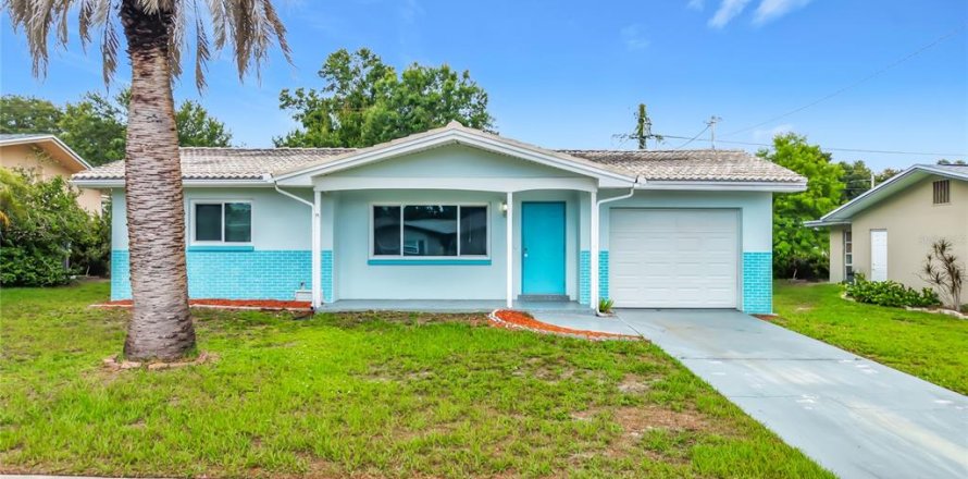 House in Largo, Florida 3 bedrooms, 111.02 sq.m. № 2196075