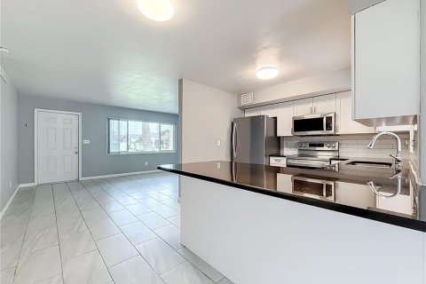 House in Largo, Florida 3 bedrooms, 111.02 sq.m. № 2196075 - photo 24