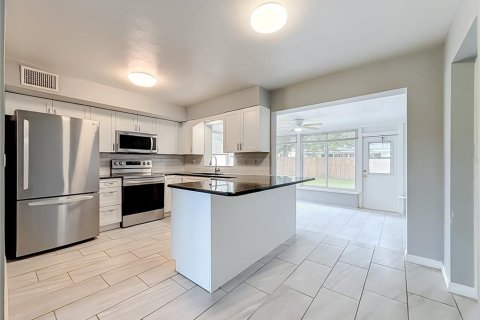 House in Largo, Florida 3 bedrooms, 111.02 sq.m. № 2196075 - photo 16