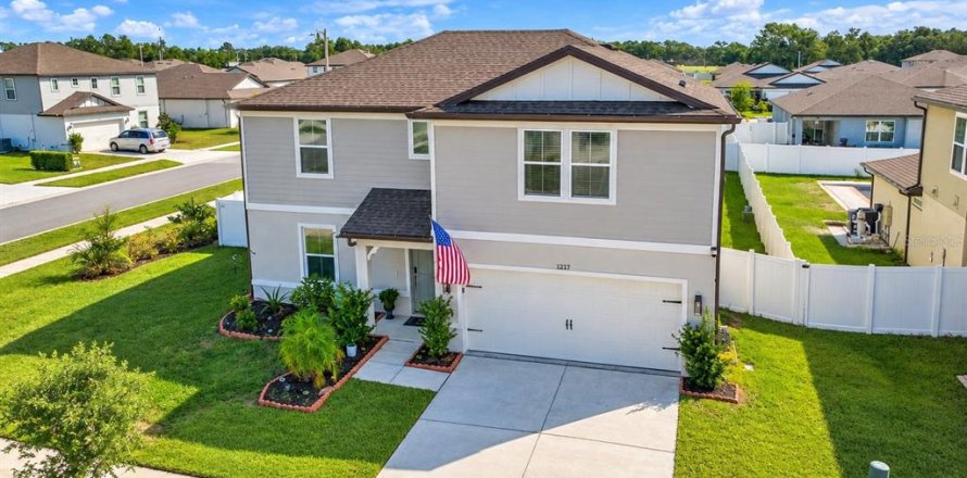 House in Winter Haven, Florida 4 bedrooms, 274.99 sq.m. № 2416547