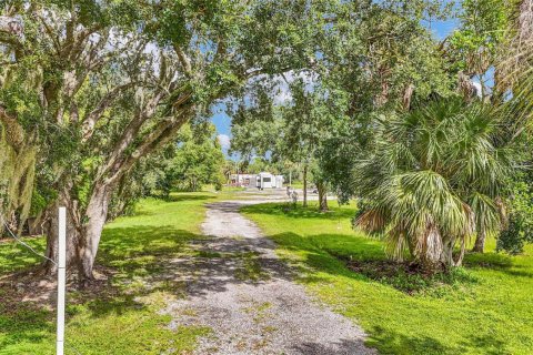Commercial property in St. Lucie, Florida № 2082034 - photo 12