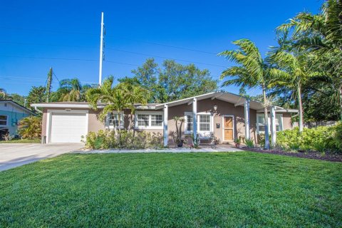 House in Saint Petersburg, Florida 4 bedrooms, 152.82 sq.m. № 2371847