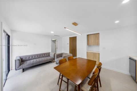 Villa ou maison à louer à Miami, Floride: 3 chambres, 100.8 m2 № 1893250 - photo 13