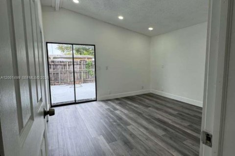 Villa ou maison à louer à Davie, Floride: 3 chambres, 177.26 m2 № 2066626 - photo 8