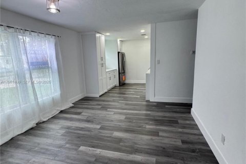 Villa ou maison à louer à Davie, Floride: 3 chambres, 177.26 m2 № 2066626 - photo 3