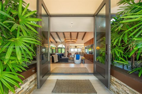 Villa ou maison à vendre à North Miami Beach, Floride: 5 chambres, 315.68 m2 № 1969043 - photo 1
