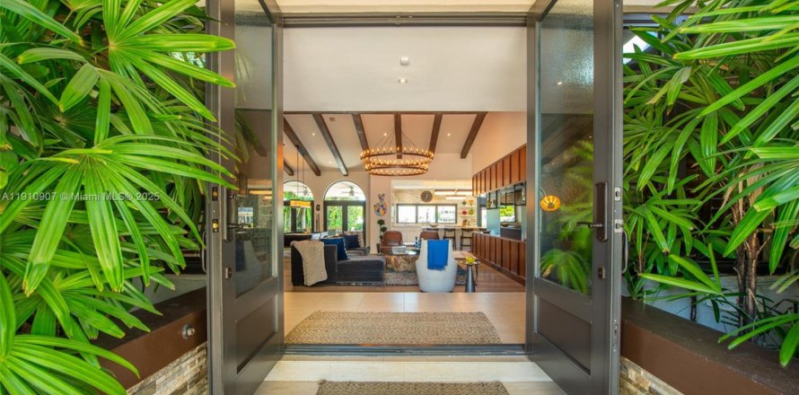 Villa ou maison à North Miami Beach, Floride 5 chambres, 315.68 m2 № 1969043