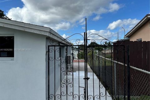 Снять в аренду коммерческую недвижимость в Холливуд, Флорида 1 спальня, 154.78м2, № 1989232 - фото 2