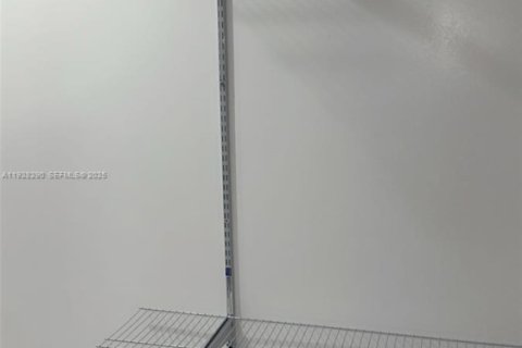 Снять в аренду коммерческую недвижимость в Холливуд, Флорида 1 спальня, 154.78м2, № 1989232 - фото 4