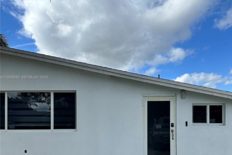 Снять в аренду коммерческую недвижимость в Холливуд, Флорида 1 спальня, 154.78м2, № 1989232 - фото 1