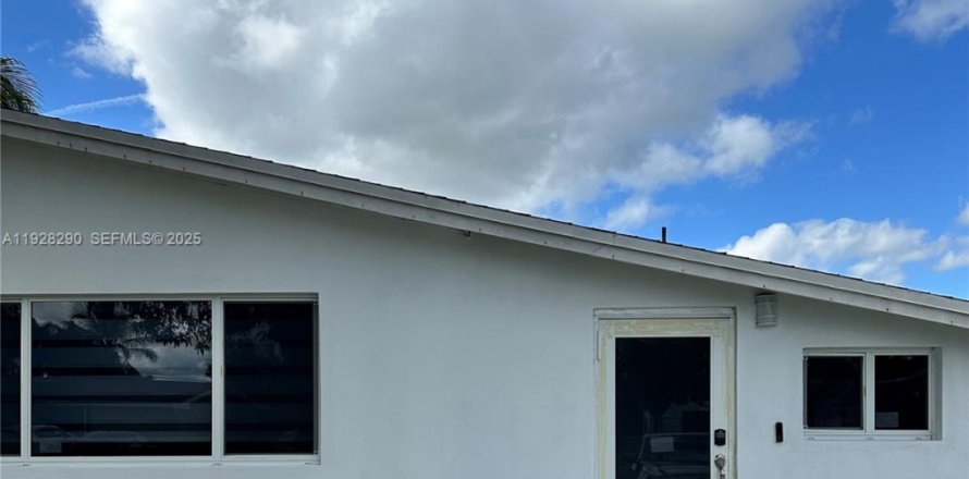 Коммерческая недвижимость в Холливуд, Флорида 1 спальня, 154.78м2 № 1989232