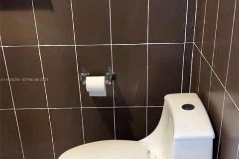 Снять в аренду коммерческую недвижимость в Холливуд, Флорида 1 спальня, 154.78м2, № 1989232 - фото 8