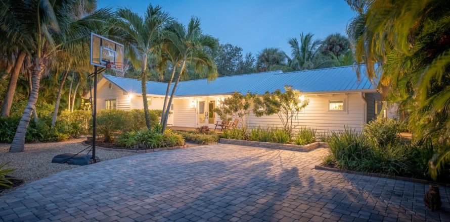 House in Stuart, Florida 3 bedrooms, 189.06 sq.m. № 2177606