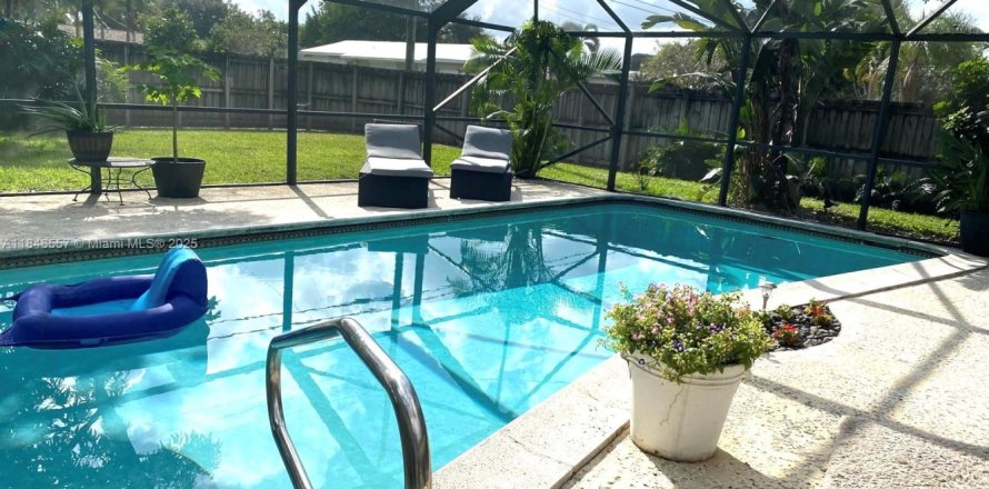 Casa en Hollywood, Florida 3 dormitorios, 174.38 m2 № 1845867