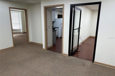 Immobilier commercial à louer à Tampa, Floride: 2194.44 m2 № 829268 - photo 12