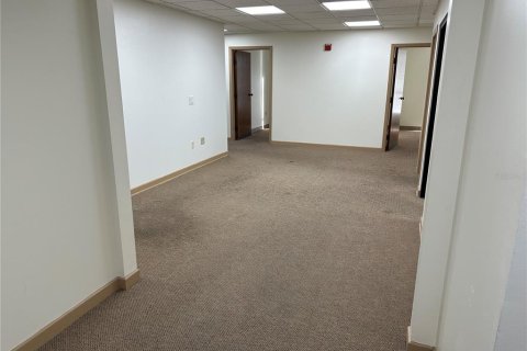 Immobilier commercial à louer à Tampa, Floride: 2194.44 m2 № 829268 - photo 11