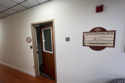 Immobilier commercial à louer à Tampa, Floride: 2194.44 m2 № 829268 - photo 19