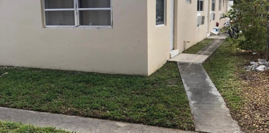 Commercial property in Hollywood, Florida № 1210367