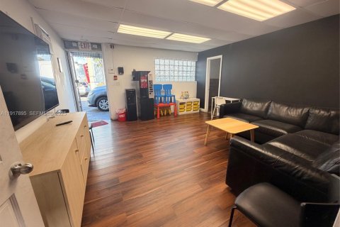 Propiedad comercial en venta en Miami, Florida № 1984070 - foto 3