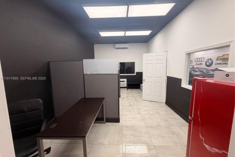 Propiedad comercial en venta en Miami, Florida № 1984070 - foto 4