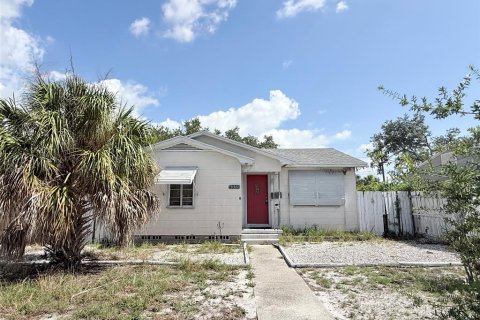 House in Saint Petersburg, Florida 2 bedrooms, 83.61 sq.m. № 2217417