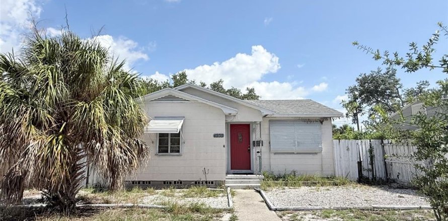 House in Saint Petersburg, Florida 2 bedrooms, 83.61 sq.m. № 2217417