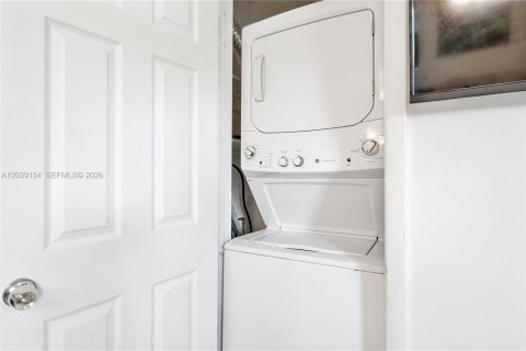 Appartement à louer à Miami, Floride: 2 chambres, 260.68 m2 № 2089436 - photo 28