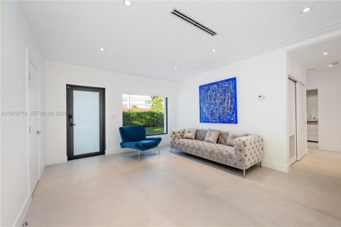 House in Miami Beach, Florida 3 bedrooms, 174.75 sq.m. № 2044496 - photo 12