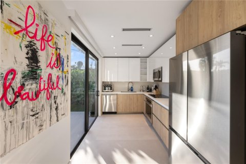 House in Miami Beach, Florida 3 bedrooms, 174.75 sq.m. № 2044496 - photo 24